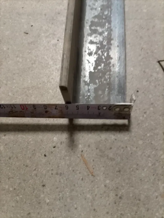 Ángulo metálico 60x60