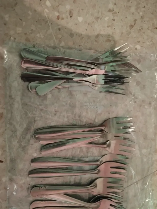 Tenedores pequeños de metal