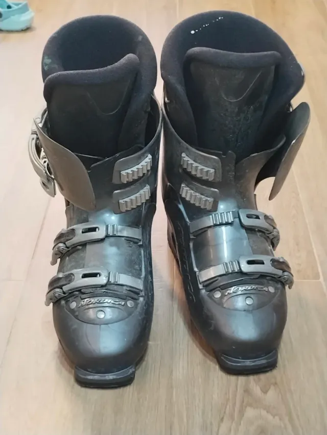 Botas de esquí Nordica gris. T.43. muy poco uso.