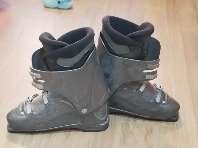 Botas de esquí Nordica gris. T.43. muy poco uso.