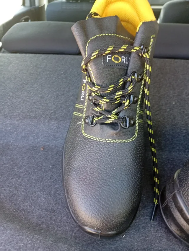 Botas de trabajo FORLI reforzadas puntera.