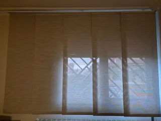 Tende a pannello in tessuto beige e grigio