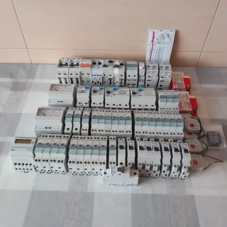 Material eléctrico nuevo sin usar.