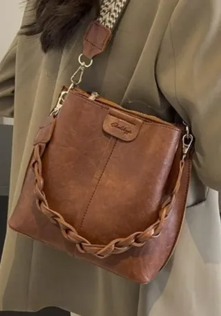 Bolso marrón con trenza