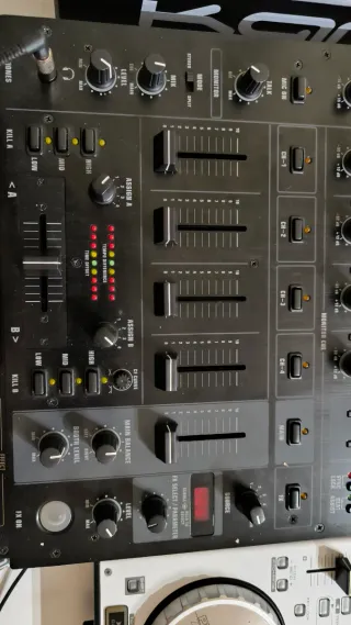 Behringer DJX750 Mixer DJ