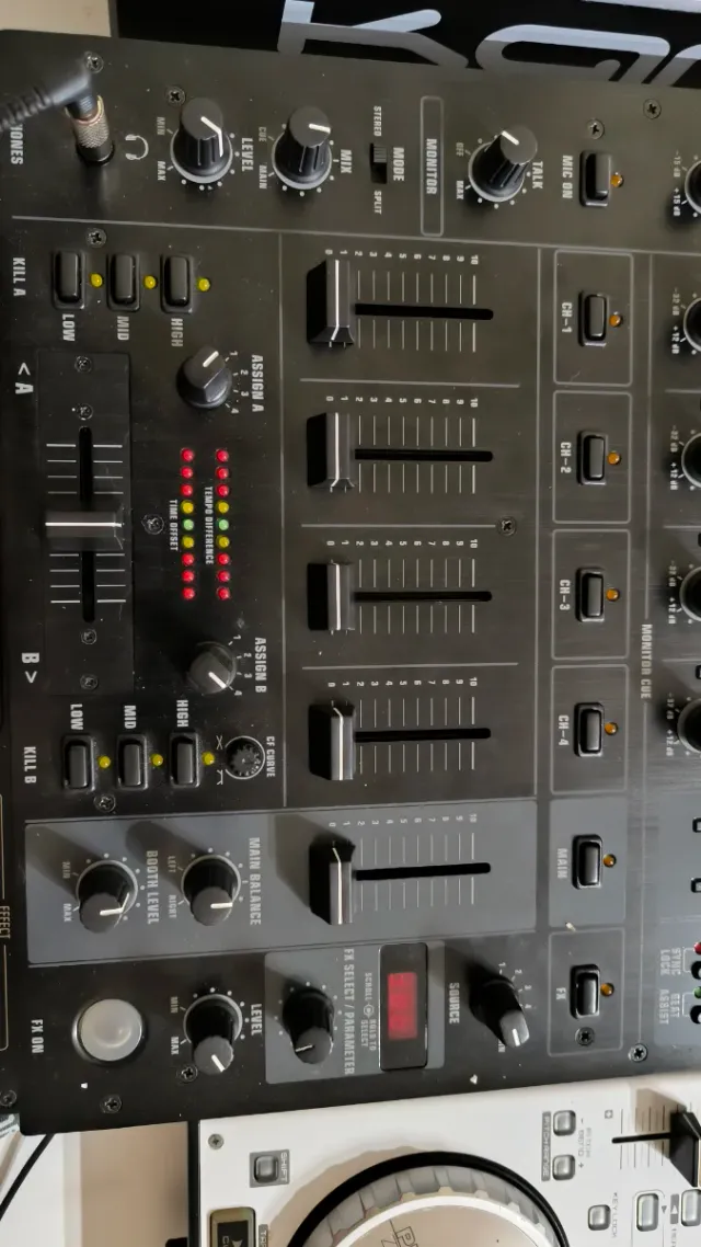 Behringer DJX750 Mixer DJ