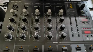 Behringer DJX750 Mixer DJ
