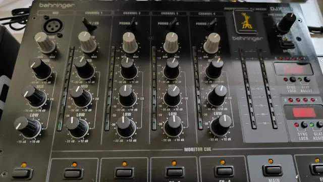 Behringer DJX750 Mixer DJ