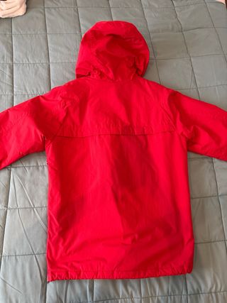 Chaqueta roja con capucha y bolsillo de Pull&Bear