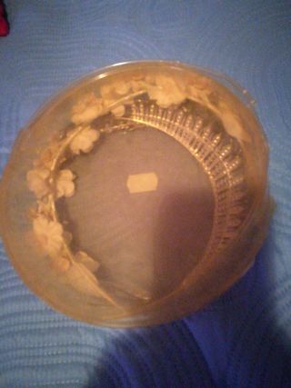 Tiara dorada con flores rosas