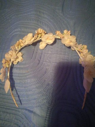 Tiara dorada con flores rosas