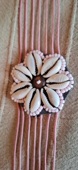 Cintura con cordoncino rosa e conchiglie