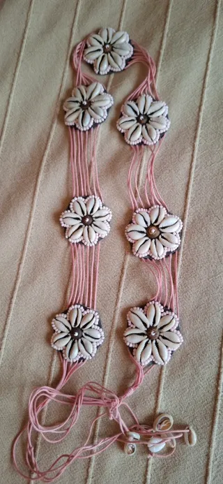 Cintura con cordoncino rosa e conchiglie