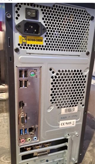 PC Gaming con mando y cascos gaming con micro