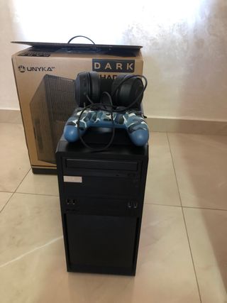 PC Gaming con mando y cascos gaming con micro