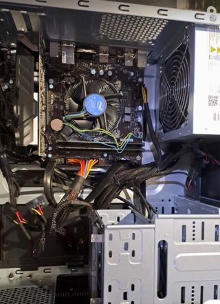 PC Gaming con mando y cascos gaming con micro