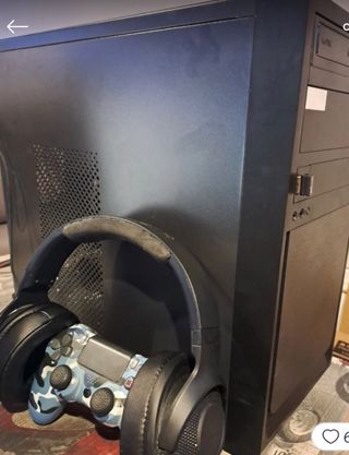 PC Gaming con mando y cascos gaming con micro