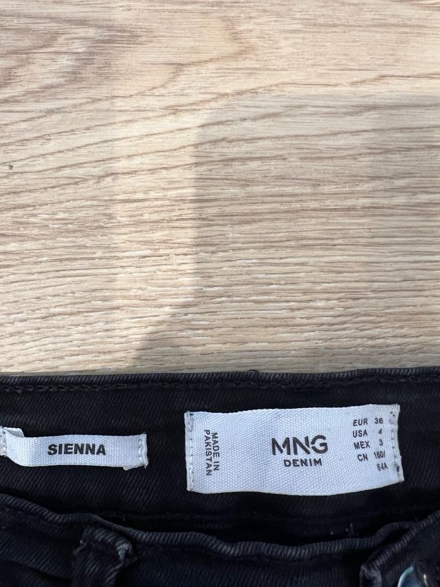 Pantalón negro Mango flare