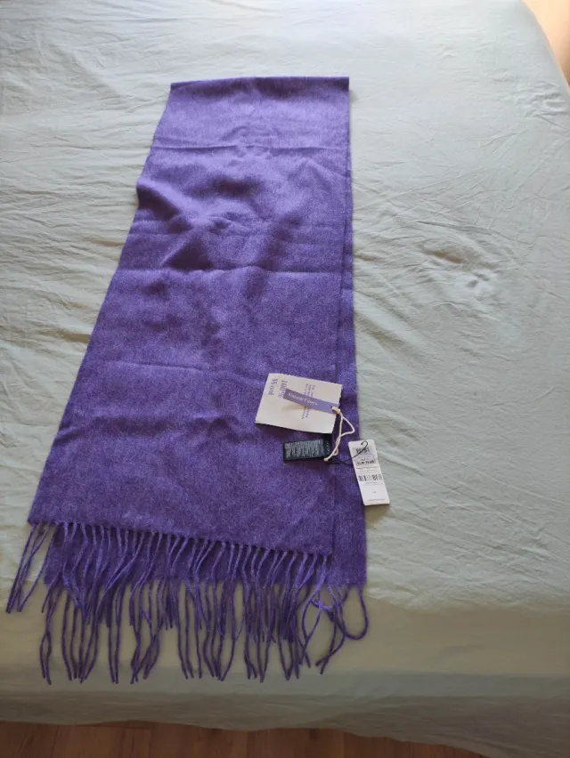 Bufanda violeta con flecos