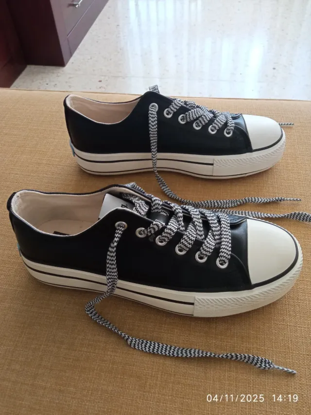 Zapatillas Mustang Negras y Blancas