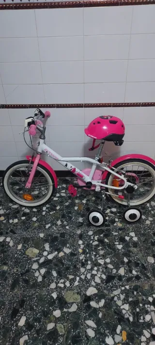 Bicicleta infantil rosa y blanca