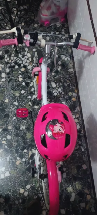 Bicicleta infantil rosa y blanca