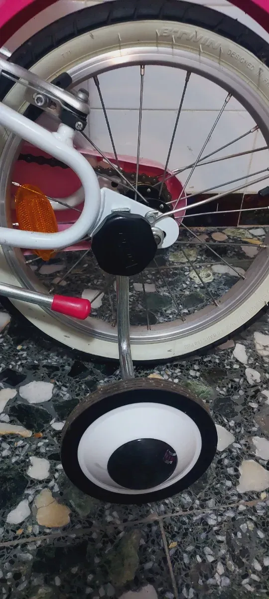 Bicicleta infantil rosa y blanca