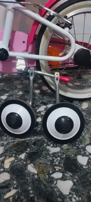 Bicicleta infantil rosa y blanca