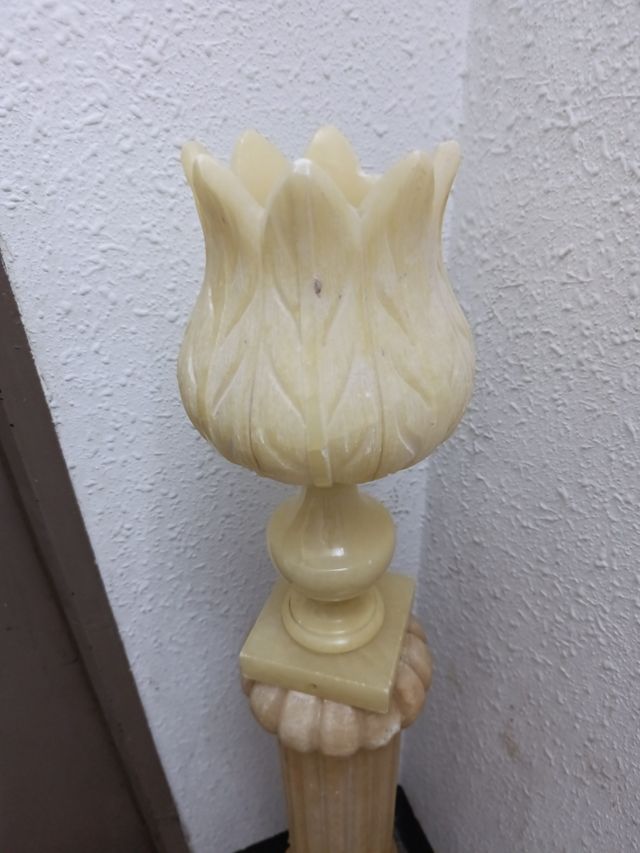 Figura decorativa de alabastro estilo tulipán