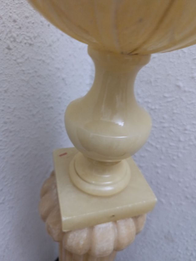 Figura decorativa de alabastro estilo tulipán