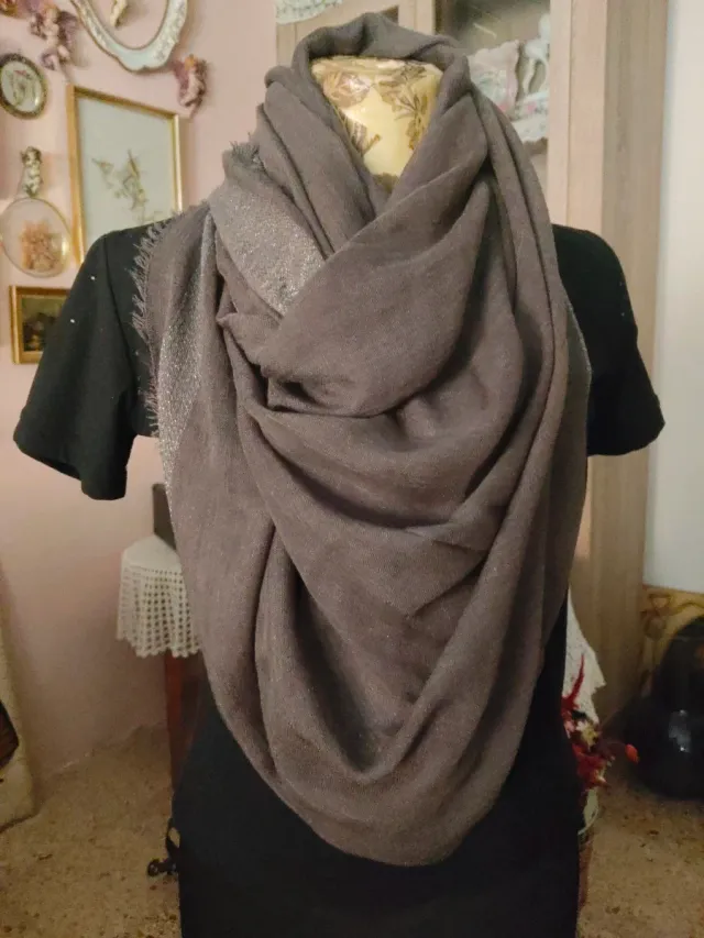 Pañuelo gris plateado con brillo