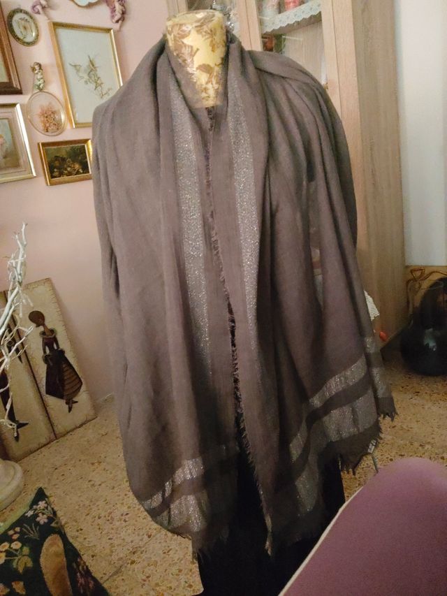 Pañuelo gris plateado con brillo