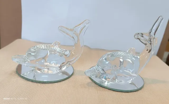 Pareja de delfines de vidrio artístico sobre base