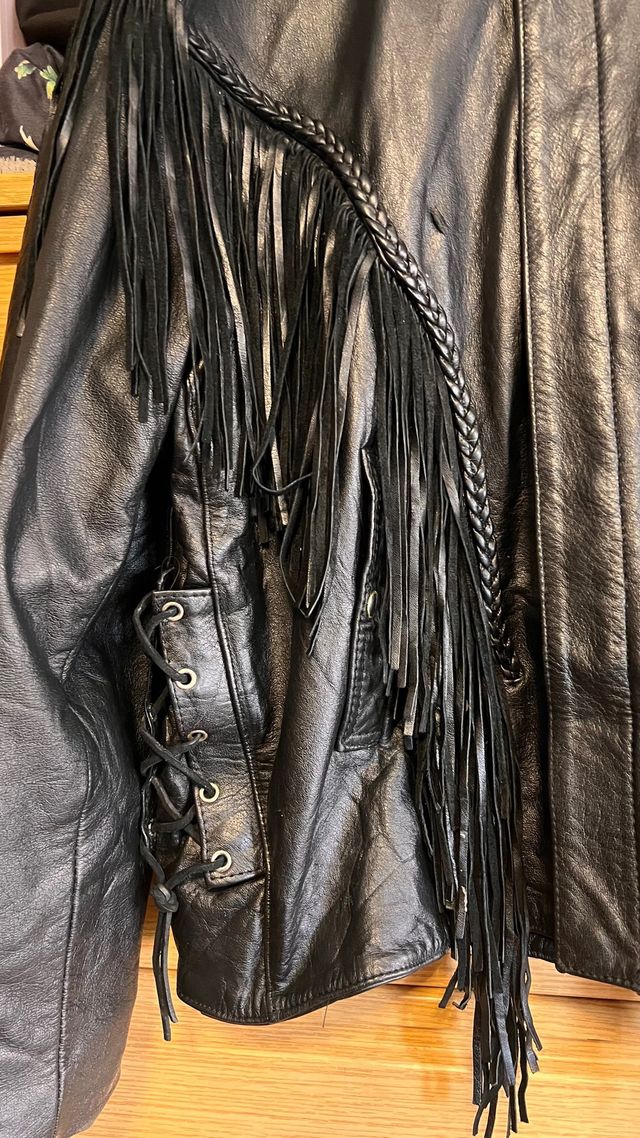 Chaqueta de cuero con flecos