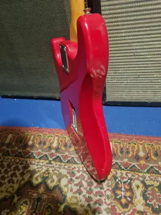 Chitarra elettrica vintage rossa stile Stratocaste