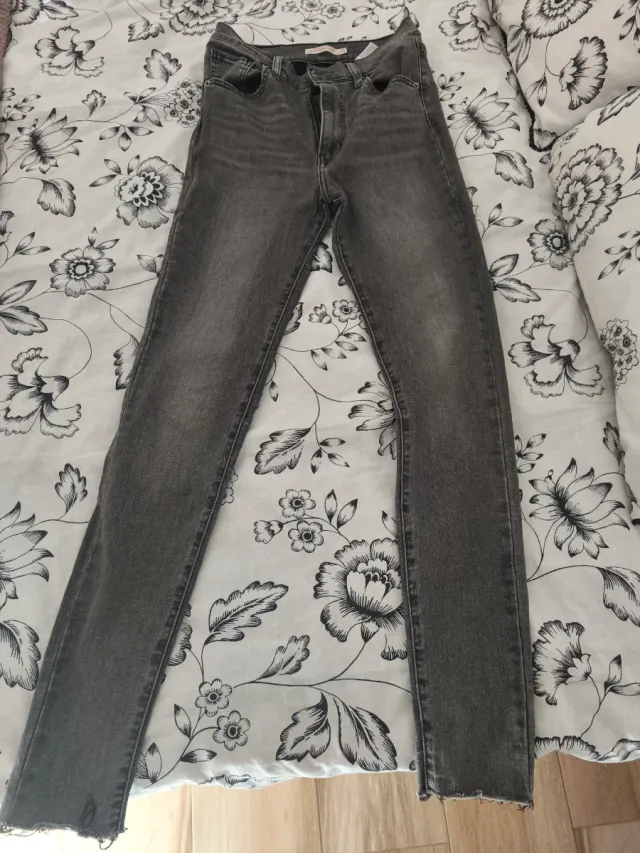 Vaqueros Levi's grises