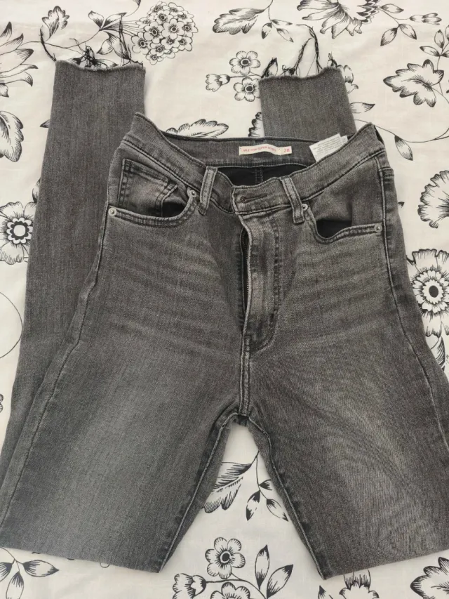 Vaqueros Levi's grises