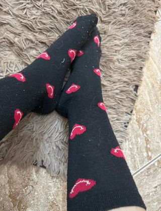 Calzini neri con cuori rossi