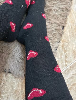 Calzini neri con cuori rossi