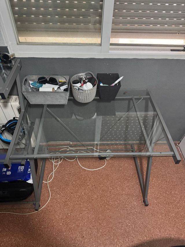 Escritorio de cristal y metal