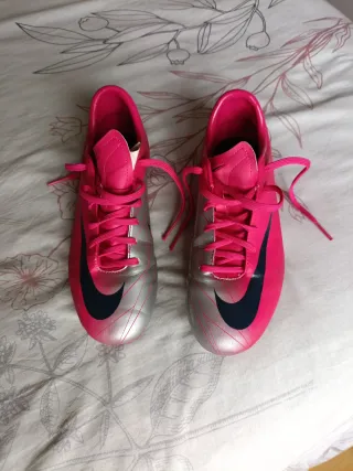 Botas de fútbol Nike Mercurial rosas y plateadas