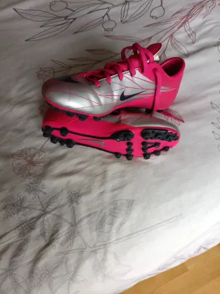 Botas de fútbol Nike Mercurial rosas y plateadas
