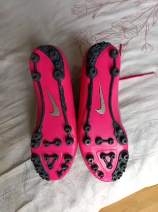 Botas de fútbol Nike Mercurial rosas y plateadas