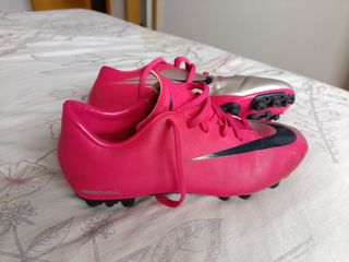 Botas de fútbol Nike Mercurial rosas y plateadas