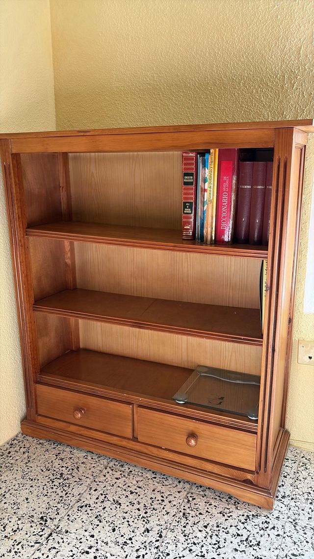 Estantería de madera con cajones