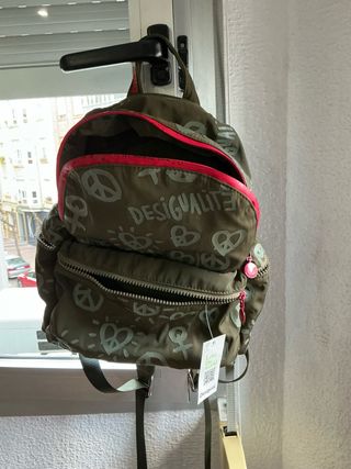 Mochila Desigual verde con detalles
