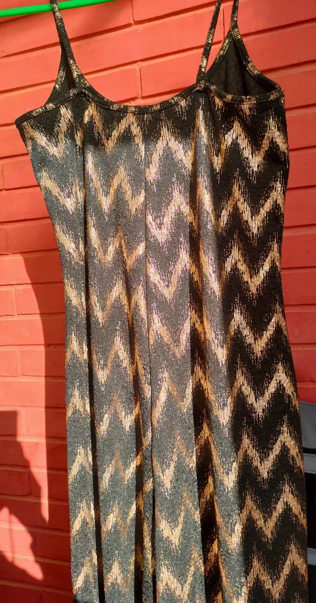 Mono largo negro y dorado