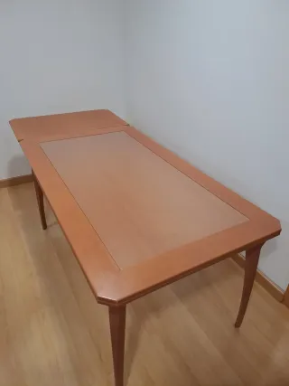 Mesa de comedor y sillas de CHAPA NATURAL CEREZO.