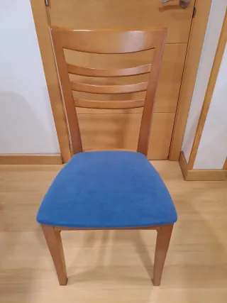 Mesa de comedor y sillas de CHAPA NATURAL CEREZO.