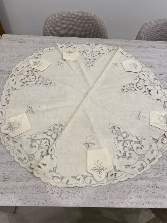 Mantelería y 6 servilletas